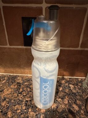 O2COOL Insulated Mist 'N Sip 2-in-1 sports water bottle